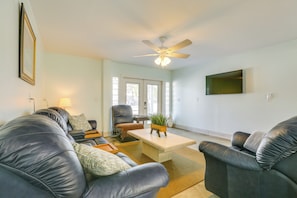 Living Room | Free WiFi | Smart TV