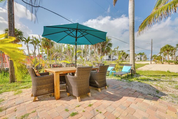 Fort Myers Beach Vacation Rental | 2BR | 1BA | 672 Sq Ft | Stairs Required