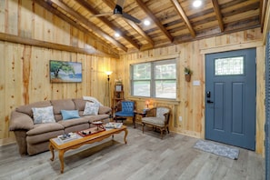 Living Room | Free WiFi | Central A/C & Heating | Smart TV