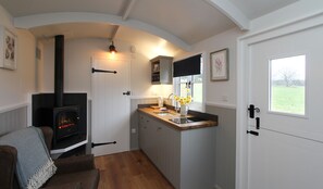 Florence - Open-plan kitchen and living room with arm chairs