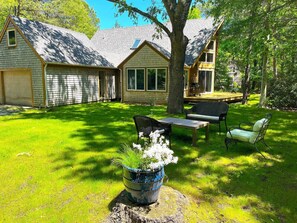 Large and private backyard - outdoor furniture