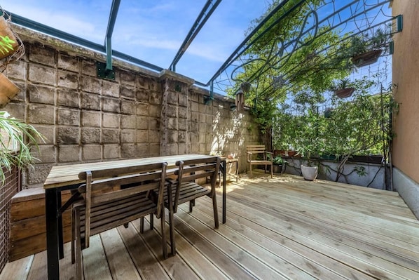 Outdoor dining