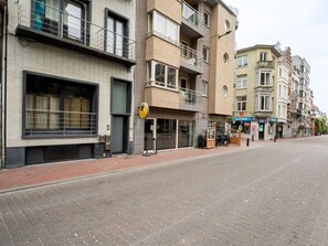 Gebäude, Fenster, Stadtgebiet, Strassenbelag, Stadt, \"Stadt, Strasse, Nachbarschaft, Strasse, Wohngebiet