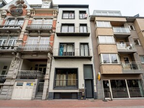 Wohnung, Nachbarschaft, Fassade, Wohngebiet, Urban Design, Eigentumswohnung, Mischnutzung, Balkon, Familienauto