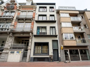 Wohnung, Nachbarschaft, Fassade, Wohngebiet, Urban Design, Eigentumswohnung, Mischnutzung, Balkon, Familienauto