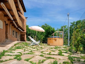 Hinterhof, Garten, Schatten, Garten, Landscaping, Regenschirm, Holzbeize, Gartenmöbel, Eco Hotel, Bauernhaus
