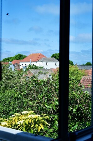 Apartment, Swimming Pool, Condominium, Shade, Resort Town, Resort, Hotel, Balcony