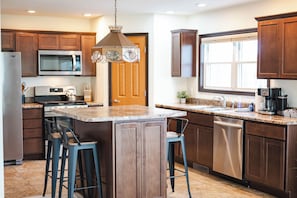 Kitchen with Island - Kitchen with Island