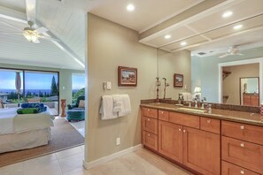 KGV-24P7 Steam, style, and solitude. This master bath delivers all three
