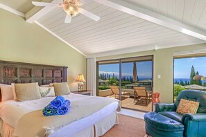 KGV-24P7 Wake up where the ocean greets you! This dreamy master suite opens straight to paradise