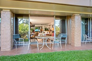 MKV-C152 Breezy mornings and golden-hour evenings?this open-air lanai connects you to nature without leaving home