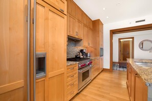 Hale-Honu-At-Montage-Kapalua-Bay Cabinets glow like toasted brioche while light pours in, making your smoothie feel like it?s starring in a film