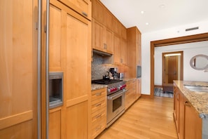 Hale-Honu-At-Montage-Kapalua-Bay Cabinets glow like toasted brioche while light pours in, making your smoothie feel like it?s starring in a film