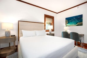 Anuenue At Montage Kapalua Bay The kind of room you actually want to spend all day in : Master Bedroom