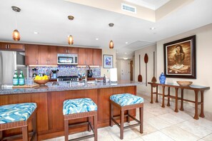 HKK-201 Cook, dine, and entertain in this beautifully upgraded island-style kitchen