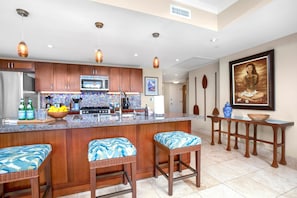 HKK-201 Cook, dine, and entertain in this beautifully upgraded island-style kitchen