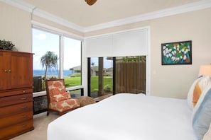 KBV-31G4 Bright pillows, beachy breeze, and your own chill zone?this guestroom makes checking in way better than checking ou : Master Bedroom