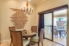 KGV-14P3 Start your morning with coffee at this round table, where sunlight streams in and the patio calls for a slow, breezy breakfast