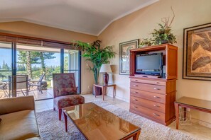 KGV-17P7 Sunlight floods this serene space, where warm woods and tropical touches invite you to relax, recharge, and enjoy island living in style