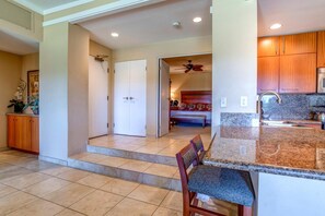 KGV-17P7 Thoughtfully designed split-level layout welcomes you with warm tones, granite finishes, and tropical island charm