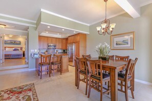 KGV-24P7 Dine in style! Spacious kitchen with stunning views and warm vibes all around