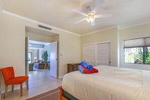 KGV-24P7 Guest bedroom? More like secret suite. Serenity and space wrapped in aloha vibes: Master Bedroom