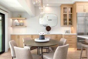 KGV-22P2 This sun-kissed dining nook is where banana pancakes are a love language and every seat comes with a side of aloha