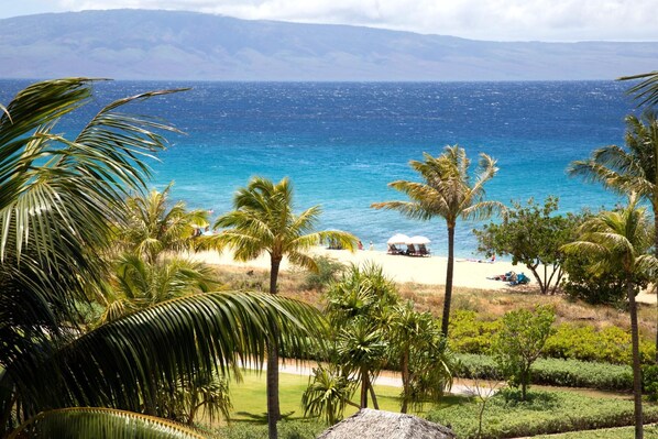HKH-406 Let the view do the talking?crystal waters, beachfront palms, and laid-back luxury all from your private lanai