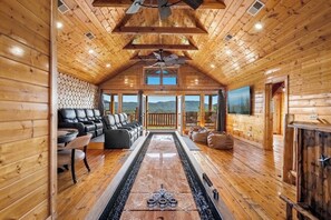 Challenge your crew to shuffleboard or poker by day, then wind down in the theater room by night—all with a screen-worthy, panoramic Smoky Mountain backdrop.