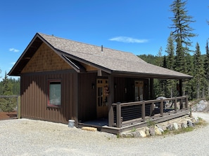 Exterior Logan Pointe cabin, entry and front porch.