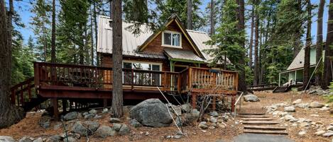 Front view of cabin with large circular driveway that can accommodate up to 4 vehicles