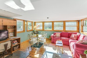Den | Board Games | Central Heating | Dining Area