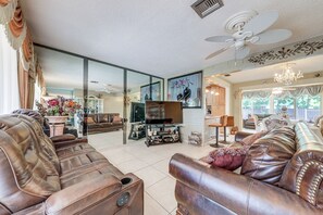 Living Room | Free WiFi | Smart TV | Central A/C & Heat