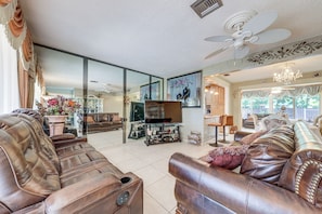 Living Room | Free WiFi | Smart TV | Central A/C & Heat