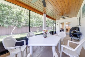 Screened Patio | Gas & Charcoal Grills