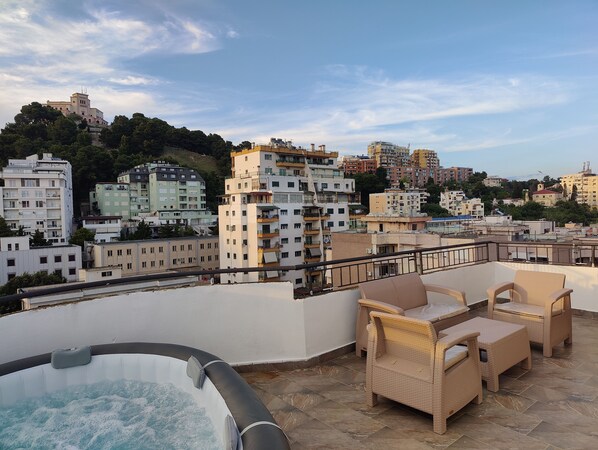 Outdoor spa tub