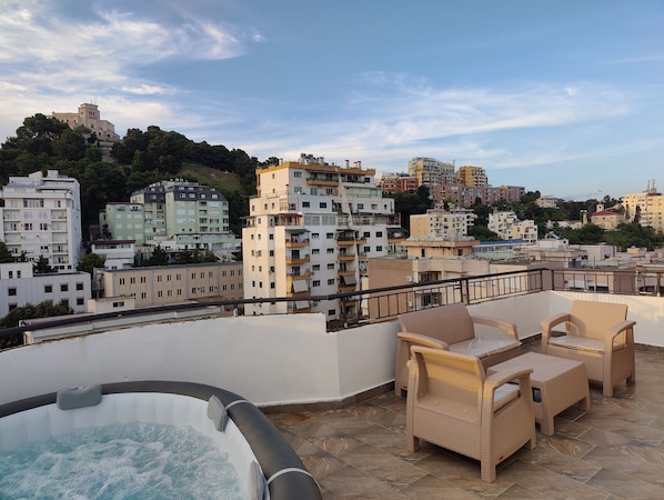 Outdoor spa tub