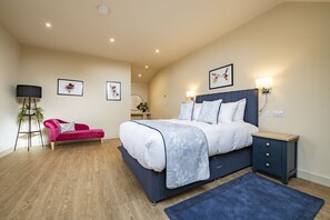 Solaris, Goose Beck Cottage, nr York: Spacious master bedroom with 5'king-size bed
