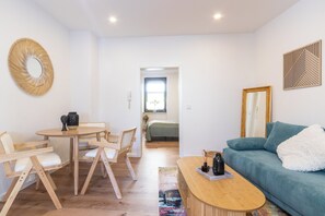 Die Couch kann zu einer Schlafcouch ausgezogen werden