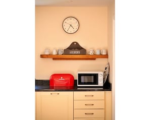 Holz, Möbel, Interior Design, Küchengerät, Cabinetry, Kleingeräte, Küche, Zimmer, Holzbeize