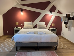 Chambre rouge 4 personnes
1lit en 180 + 2 lits simples