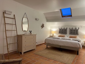 Chambre blanche , 2 personnes,
Lit :180x200