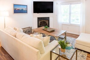 Live it up in the living room with ample seating and 70" smart TV!