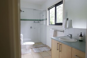 Ensuite to Main upstairs bedroom: With towels and basic bathroom amenities.