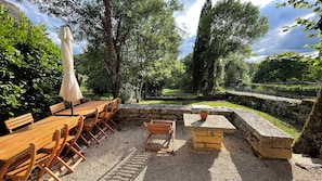 La Terrasse face au jardin sur une vue bucolique et le coucher de soleil