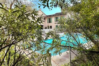 Mas provençal with large swimming pool near the beach and Velodrome