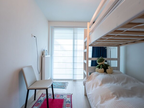 Möbel, Interior Design, Fussboden, Flooring, Schlafzimmer, Holz, Bett, Bettdecke, Zimmer, Beleuchtung