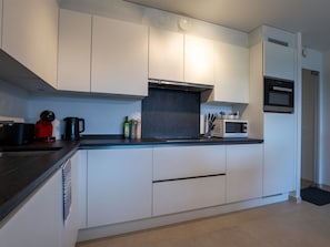 Küchengerät, Küche, Countertop, Major Appliance, Cabinetry, Interior Design, Flooring, Haushaltsgerät, Holz, Herd