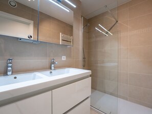 Flooring, Armatur, Interior Design, Bad Sink, Badezimmer, Fussboden, Badezimmerschrank, Cabinetry, Sinken, Zapfhahn