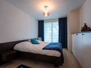 Bett, Interior Design, Schlafzimmer, Flooring, Wand, Fussboden, Möbel, Holz, Decke, Zimmer